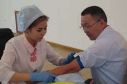 Актюбинские госслужащие сдали кровь в день защиты детей